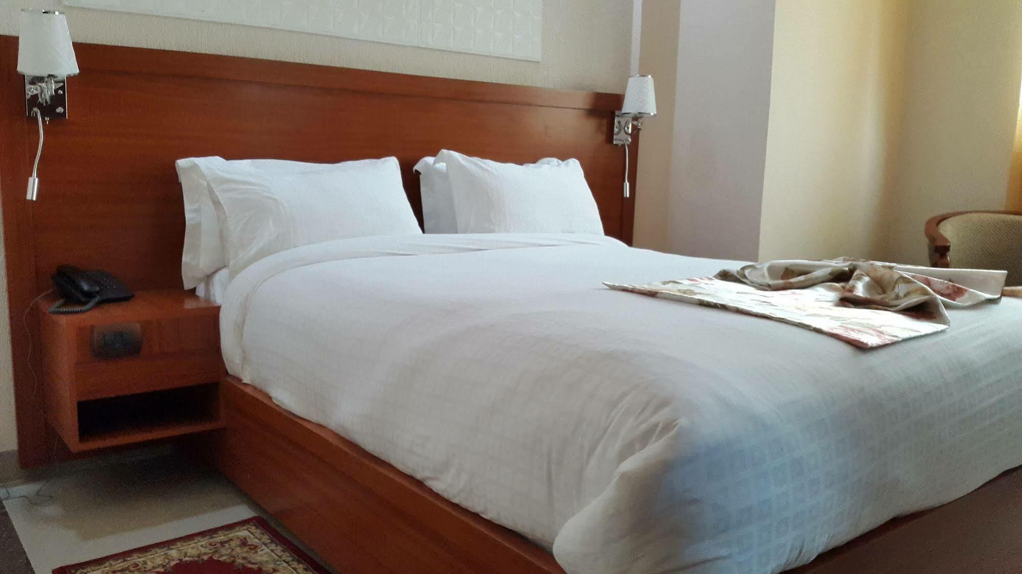 C Fun Addis Hotel Buitenkant foto